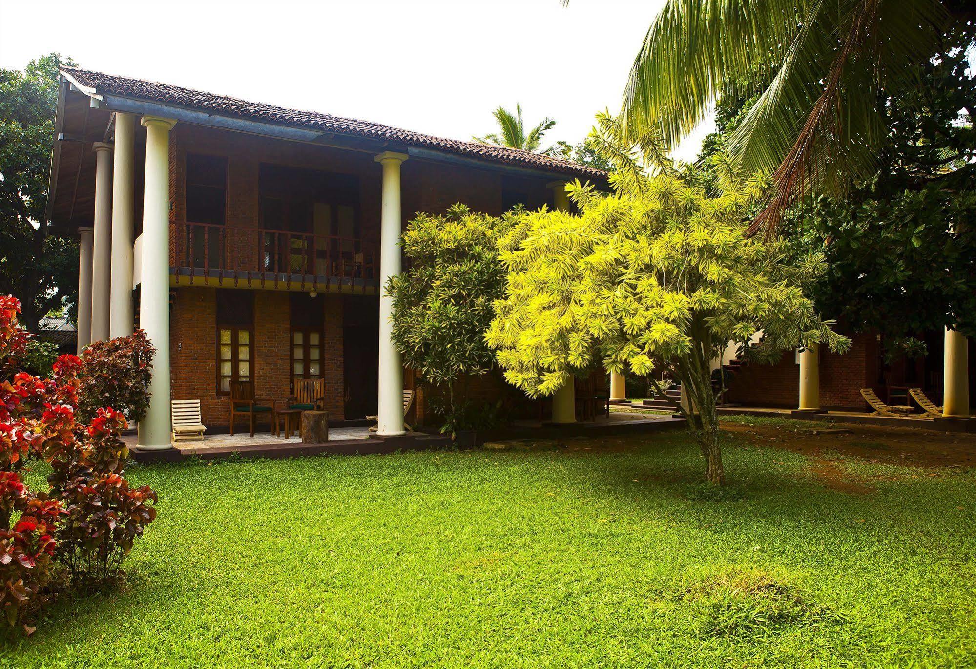 Yoho Rivi Ras Hotel Dehiwala-Mount Lavinia ภายนอก รูปภาพ