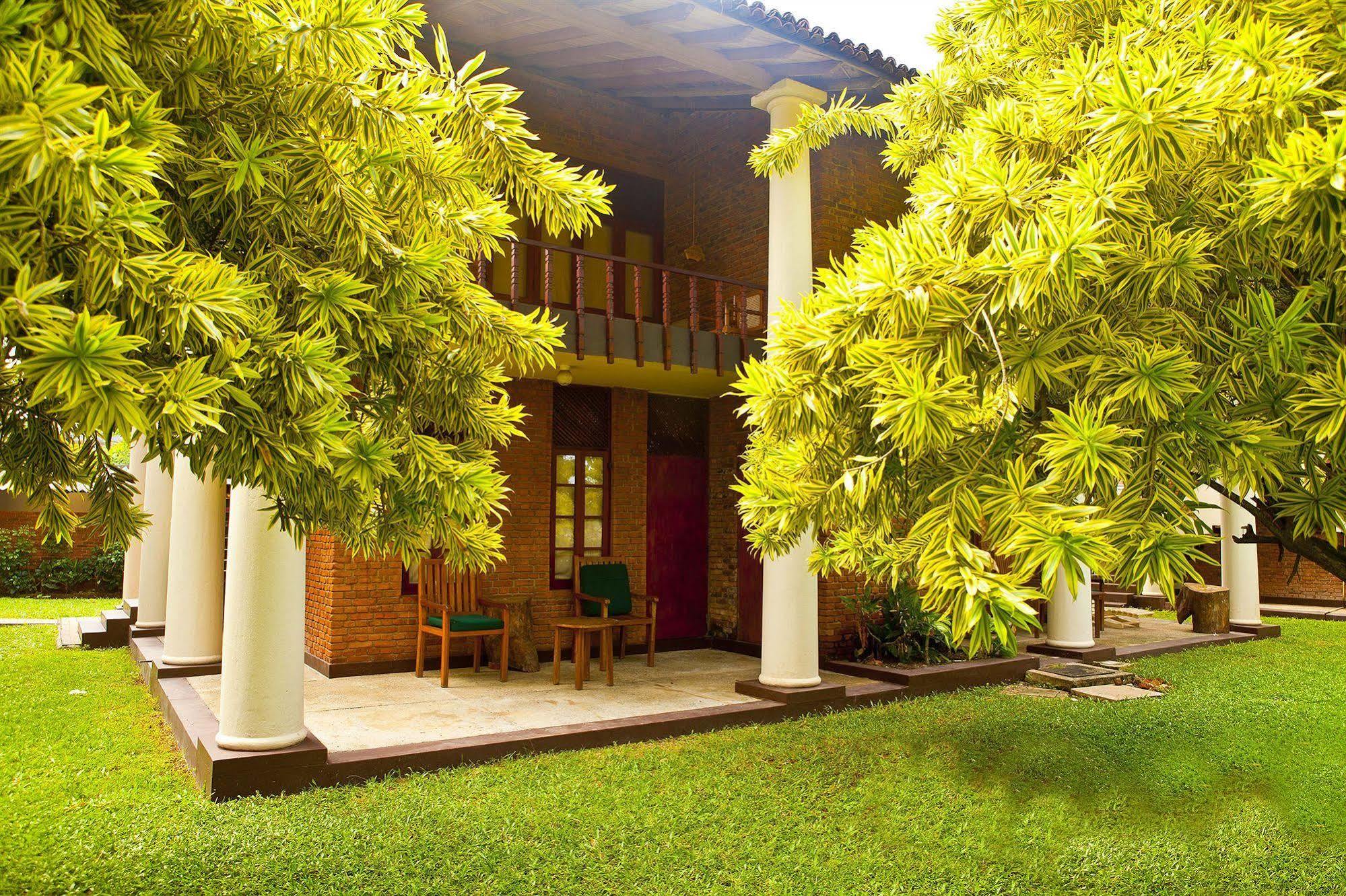 Yoho Rivi Ras Hotel Dehiwala-Mount Lavinia ภายนอก รูปภาพ