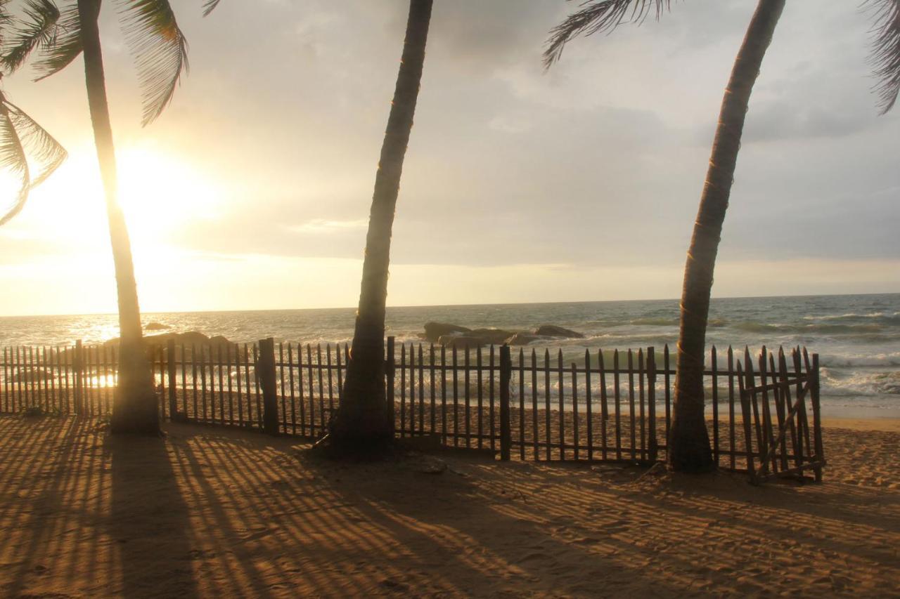 Yoho Rivi Ras Hotel Dehiwala-Mount Lavinia ภายนอก รูปภาพ